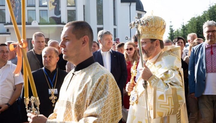 Petro Poroșenko și Rostislav Pavlenko (la dreapta) la slujba Bisericii Ucrainene Greco-Catolice (BUGC) din Zarvanița. Imagine: prm.ua
