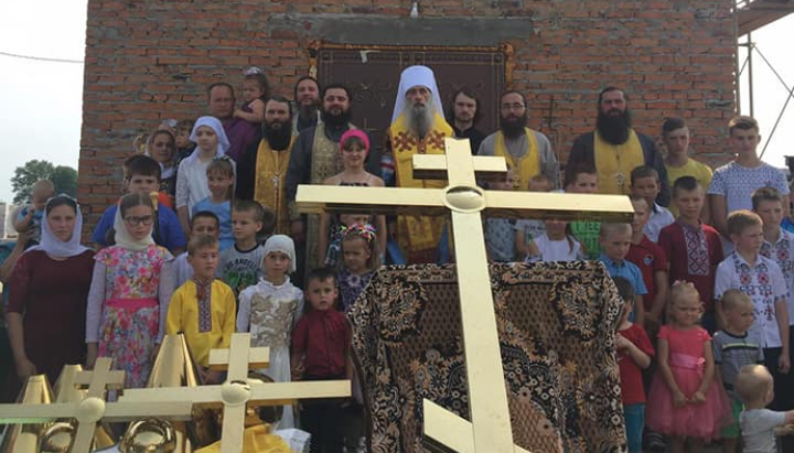 Mitropolitul Serghie cu credincioșii Bisericii Ortodoxe Ucrainene din Tetilkivți. Imagine: facebook.com/ShumshchinaPravoslavna