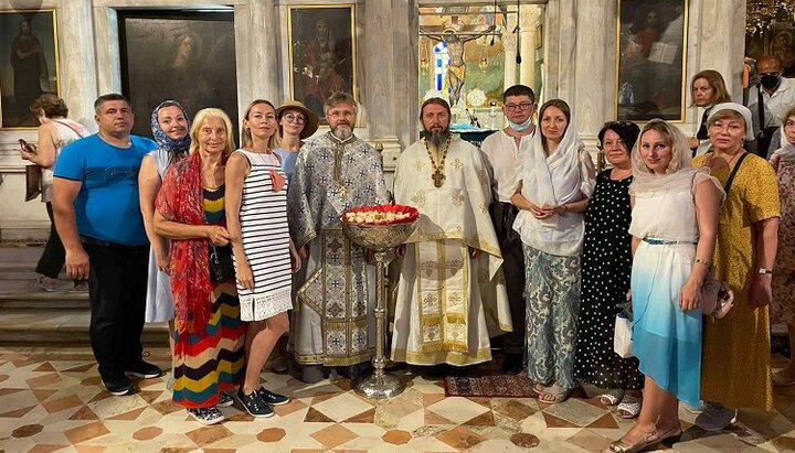 Προσκυνητές της UOC στον καθεδρικό ναό Αγίου Σπυρίδωνα Τριμυθούντος της Μητρόπολης Κέρκυρας της Εκκλησίας της Ελλάδος. Φωτογραφία: σελίδα πρωθ. Νικολάι Ντανιλέβιτς στο Facebook