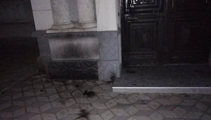 Следы поджога синагоги неонацистами в Херсоне. Фото: jewishnews.com.ua