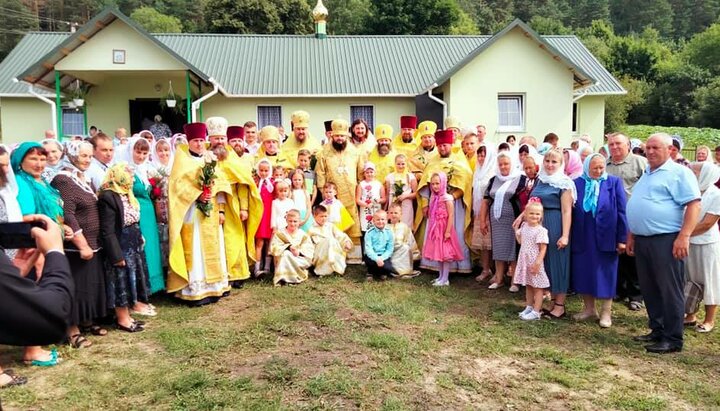 The UOC community in vlg. Buscha after the consecration of the new church. Photo: rivne.church.ua