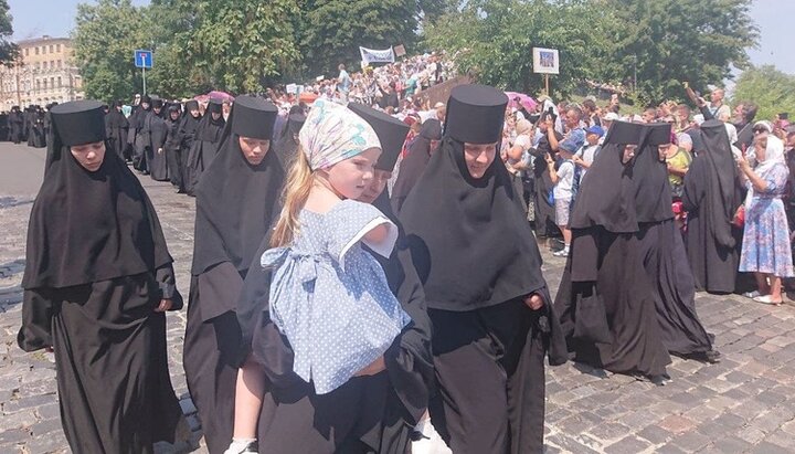 В Киеве начался крестный ход УПЦ с Владимирской горки в Печерскую лавру. Фото: СПЖ