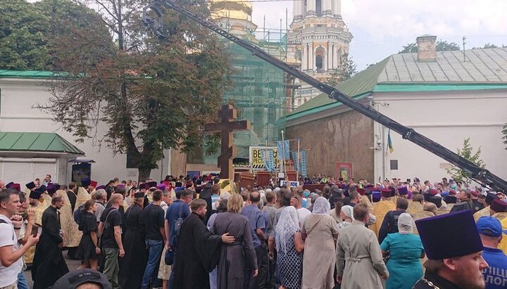 Сross Procession entering Lavra while column tail is still on Vladimir Hill