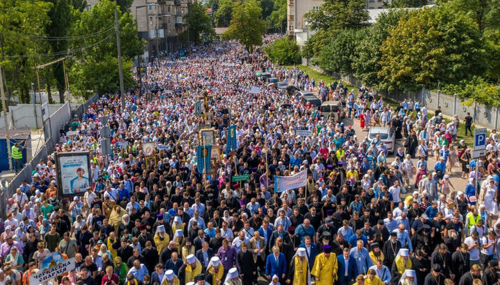 Θρησκευτική πομπή της UOC στο Κίεβο, 27/7/21. Φωτογραφία: tg-channel του επισκόπου Βίκτωρ (Κοτσάμπα)