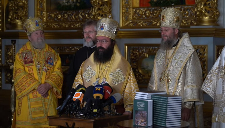 Επίσκοπος Εφραίμ, εκπρόσωπος του Πατριαρχείου Αντιοχείας, σε ενημέρωση στην Λαύρα του Κιέβου. Φωτογραφία: στιγμιότυπο οθόνης του καναλιού UOC στο YouTube