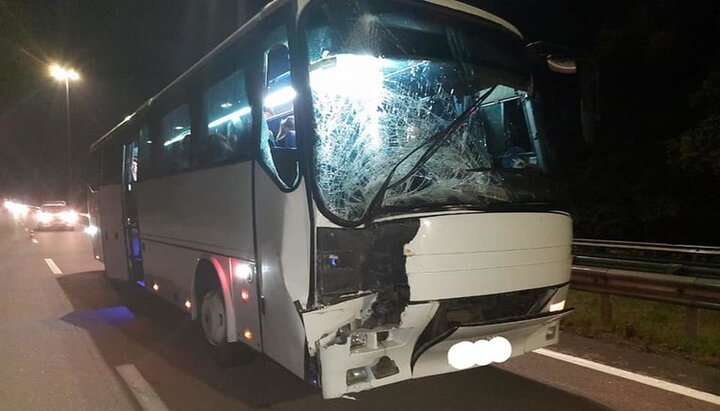 Автобус з паломниками потрапив у ДТП. Фото: Головне управління ДСНС у Рівненській області