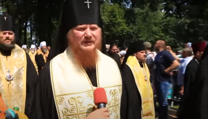 Архієпископ Іона під час Великого хресного ходу. Фото: скріншот відео Youtube-каналу «Перший Козацький».