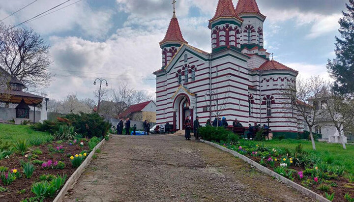 Biserica Sfântului Arhangel Mihail a Bisericii Ortodoxe Ucrainene din satul Zadubrovca, regiunea Cernăuți. Imagine: pravlife.org