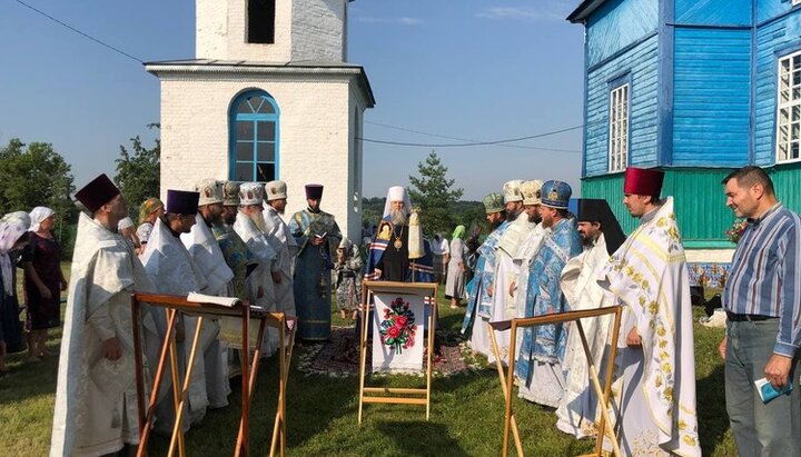 Архієрейське богослужіння біля стін опечатаного храму в Новожівотові. Фото: tulchin-eparchia.org.ua