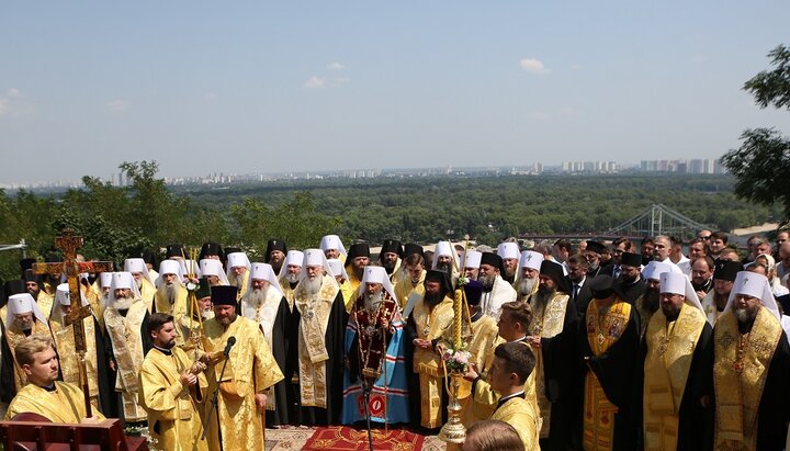 Молебен на Владимирской горке в Киеве. Фото: inter.ua