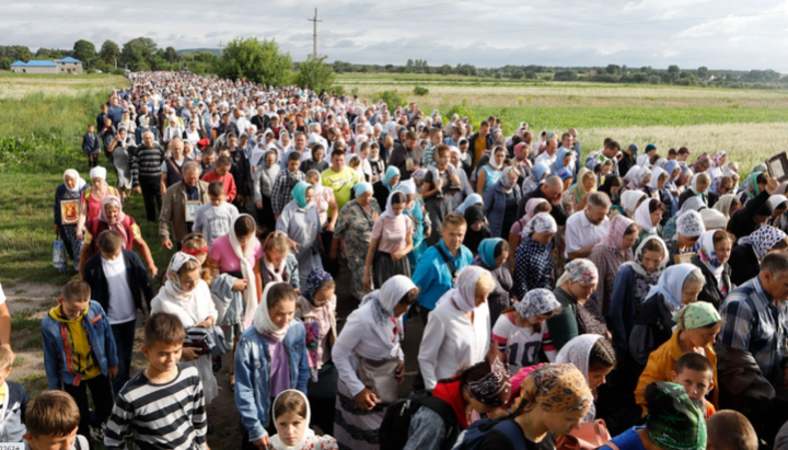 Хресний хід до Почаєва зібрав тисячі паломників. Фото: pochaev.org.ua