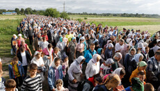 Χιλιάδες πιστοί στη λιτανεία στο δρόμο μεταφοράς εικόνας Παναγίας Ποτσάεφ