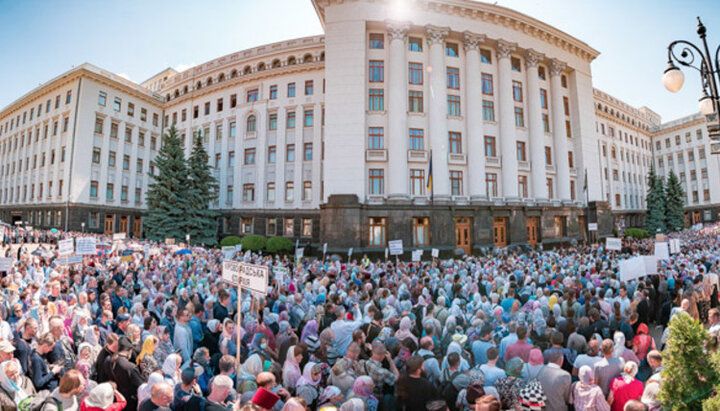 Credincioși Bisericii Ortodoxe Ucrainene lângă Biroul Președintelui, 15.06.21. Imagine: news.church.ua