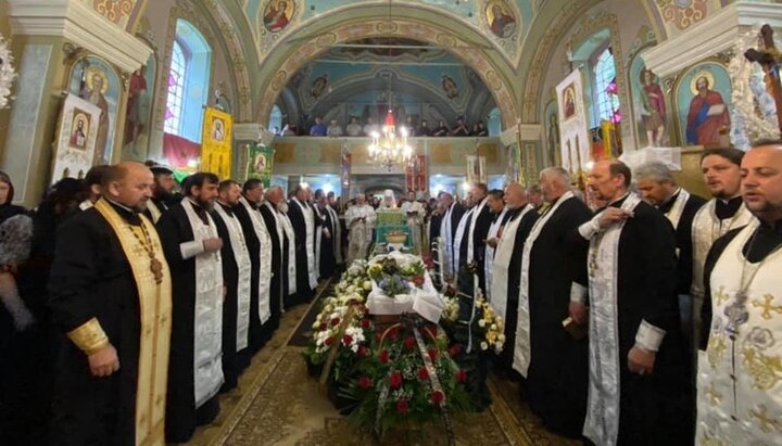 Відспівування протоієрея Георгія Ватрали в селі Середнє. Фото: m-church.org.ua