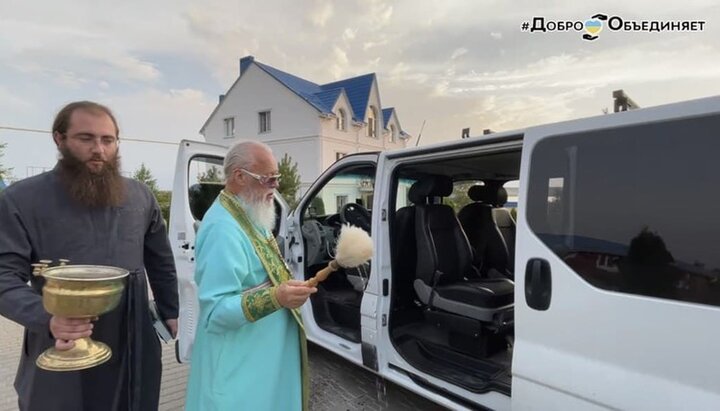 Митрополит Агафангел освятив автомобіль, подарований багатодітній родині. Фото: скріншот YouTube-каналу Одеської єпархії