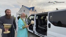 Багатодітній родині волонтерів Одеської єпархії УПЦ подарували автомобіль