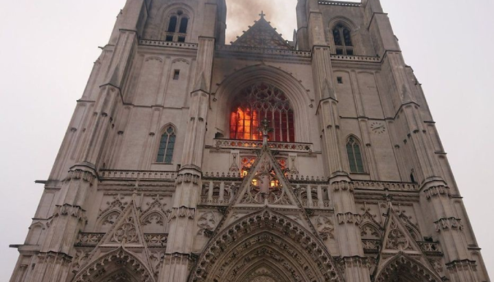 Пожар в католическом соборе в Нанте. Фото: Le Parisien