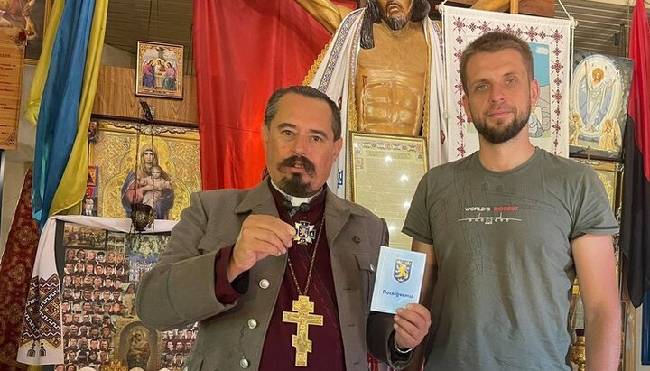 Απονομή του κληρικού OCU με το βραβείο ΣΣ «Γαλικία». Φωτογραφία: σελίδα στο Facebook Yuriy Datsko