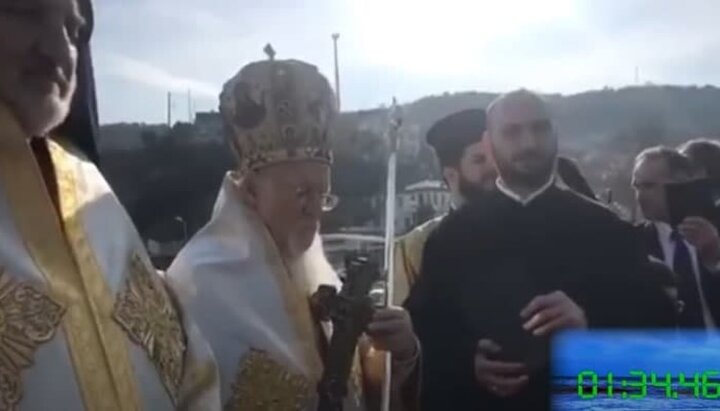 Patriarch Bartholomew stopped the service during Muslim prayer, Istanbul. Photo: a video screenshot of the YouTube channel of the Odessa Eparchy
