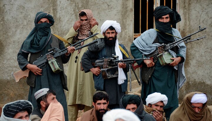 Афганські таліби з мирними жителями. Фото: ria.ru