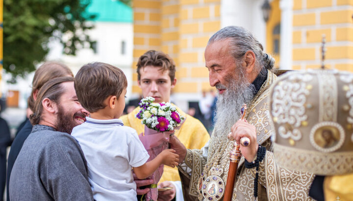 Віряни вітають Предстоятеля з річницею інтронізації. Фото: news.church.ua