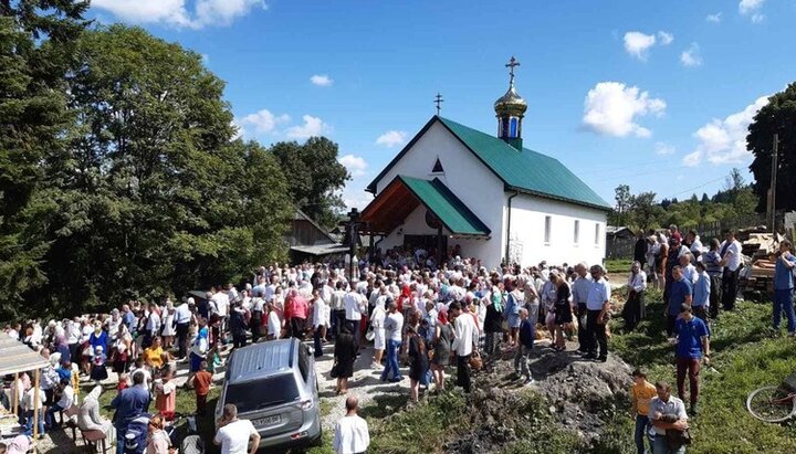 ფერისცვალების დღესასწაულზე იასინში ასობით მორწმუნე შეიკრიბა. ფოტო: СПЖ