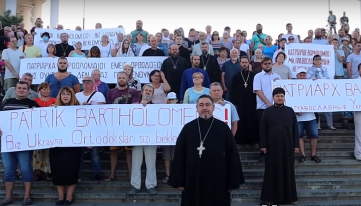 Credincioșii Bisericii Ortodoxe Ucrainene din Ciornomorsk la un flash mob împotriva vizitei conducătorului Fanarului în Ucraina. Imagine: screenshot video de pe canalul de Youtube al eparhiei de Odesa, Biserica Ortodoxă Ucraineană.