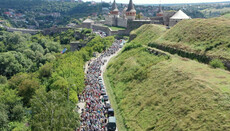 40 000 верующих идут крестным ходом из Каменца-Подольского в Почаев