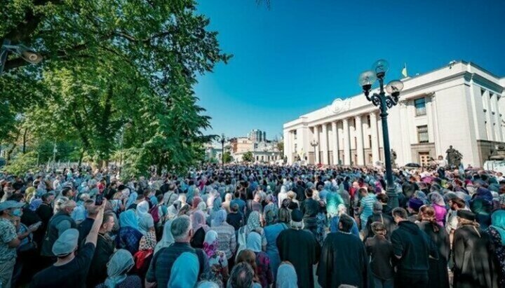 Prayer standing of believers of the UOC at the Verkhovna Rada on 15.06.21. Photo: t.me/upc_news