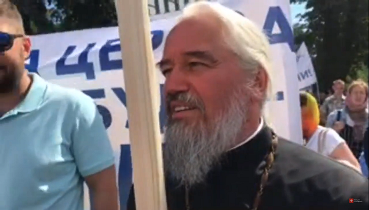 UOC cleric Father Sergiy at the prayer standing near the Verkhovna Rada. Photo: a screenshot of the video from the “1Kozak” Youtube channel