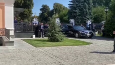 5 автомобілів і держохорона: З’явилося відео кортежу патріарха Варфоломія