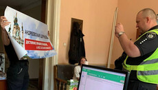 A man with a poster against Phanar head detained near VR