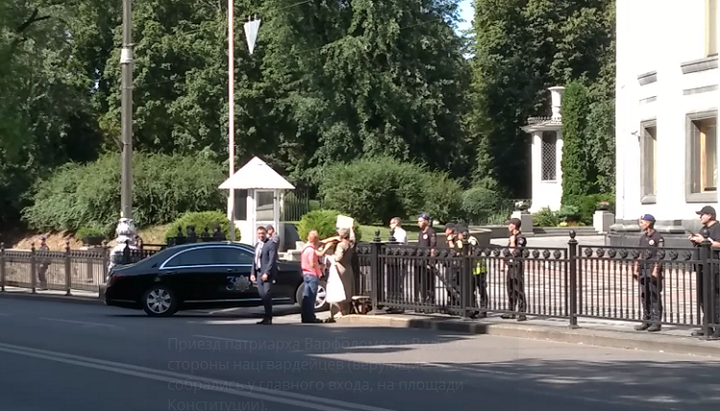 Cortegiul cu conducătorul Fanarului a intrat în Rada Supremă pe poarta de serviciu. Îmagine: Screenshot video, canalul de Telegram UJO