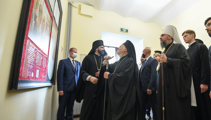 The head of Phanar is looking at museum exhibits in the St. Andrew's church. Photo: pomisna.info