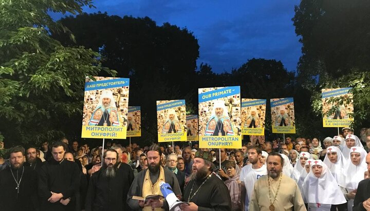 Enoriașii Bisericii Ortodoxe Ucrainene adunați la rugăciune lângă reședința conducătorului Fanarului