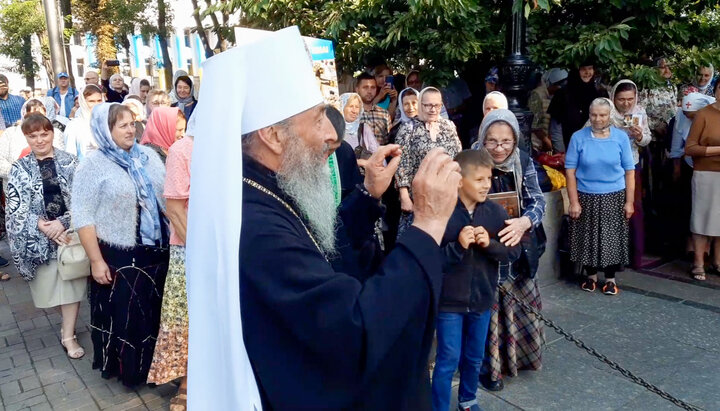 Metropolitan Onuphry blesses believers at the residence of Patriarch Bartholomew. Photo: UOJ