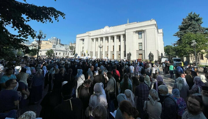 Молитвенное стояние верующих УПЦ у Верховной Рады, 15.06.21, организованное движением «Миряне». Фото: vesti.ua