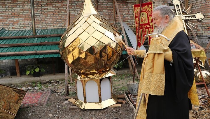 Митрополит Ириней освящает купола храма в Опытном. Фото: eparhia.dp.ua