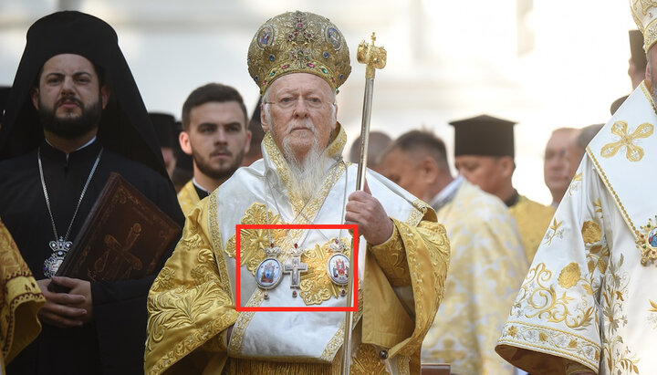 Глава Фанара с панагиями и крестом, изготовленными в УПЦ. Фото: pomisna.info