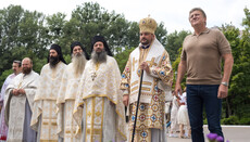 Ченці з Афону співслужили Драбинку в його соборі в Києві