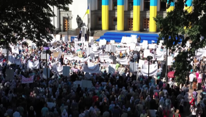 Верующие УПЦ у стен Верховной Рады Украины. Фото: скриншот YouTube-канала «Перший Козацький»