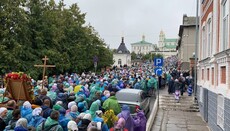 Many-thousand procession from Kamianets-Podilskyi reaches Pochaiv Lavra