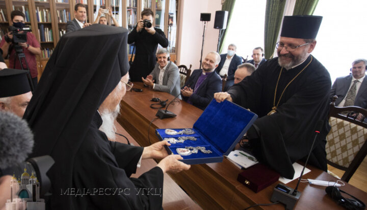 Обмен памятными подарками между главами Фанара и УГКЦ. Фото: news.ugcc.ua