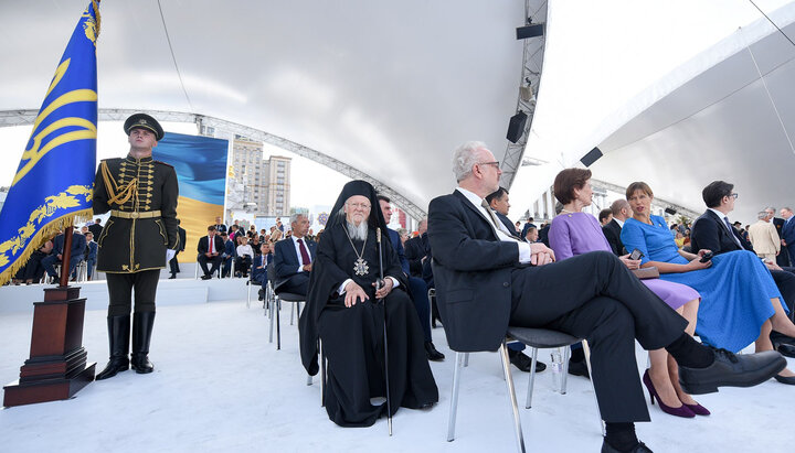 Patriarhul Bartolomeu la tribuna VIP în timpul festivităților de Ziua Independenței. Imagine: BOaU