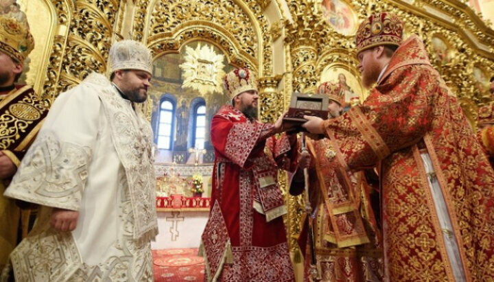 Єпископ Шумперський Ісая (ліворуч). Фото: pomisna.info