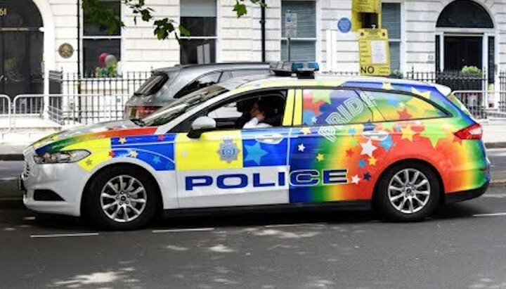 Патрульный полицейский автомобиль в радужных цветах. Фото: lifesitenews.com