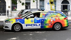 Поліція Великобританії вивела на вулиці патрульні машини в кольорах ЛГБТ