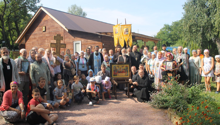 Учасники хресного ходу в Бориспільській єпархії.