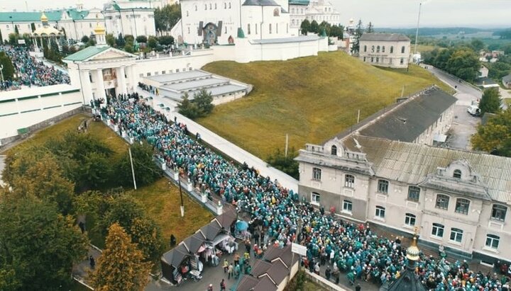 Багатотисячний хресний хід у Почаєві, 25.08.21. Фото: pochaev.org.ua