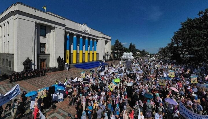 Believers of the UOC at the walls of the Verkhovna Rada. Photo: TG channel “Miriane”